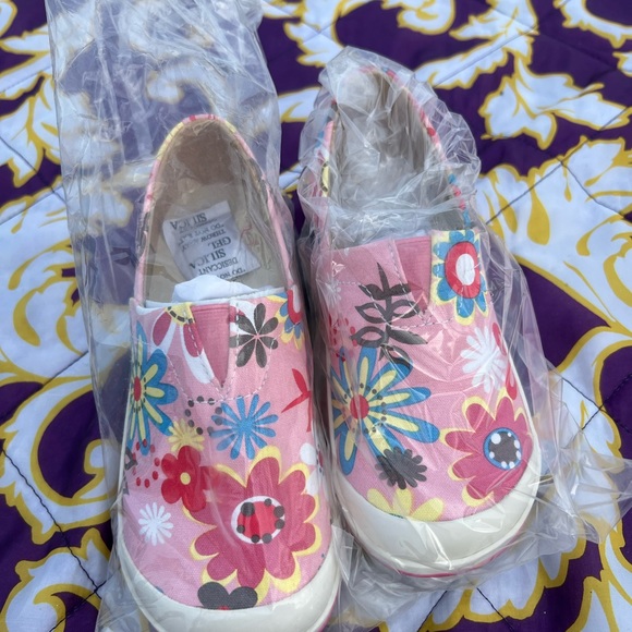 Dansko Girls flower clogs - Picture 2 of 3